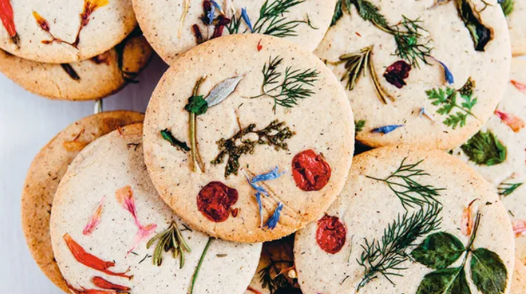 Sablés au sarrasin et fleurs de saison