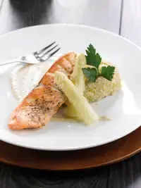 Escalope de truite au beurre d'algue et son quinotto aux asperges