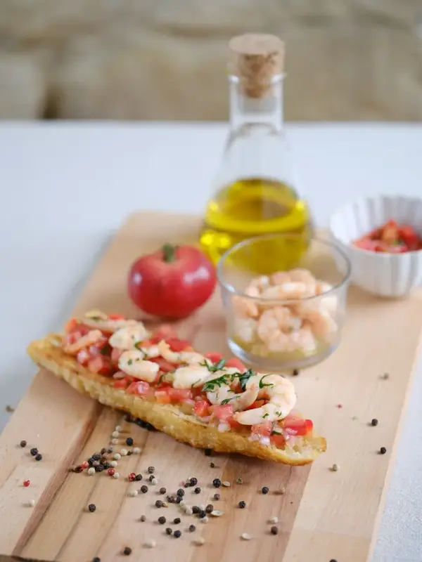 Bruschettas d'été aux crevettes bio par Assiette Bleue