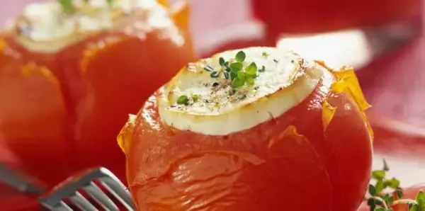 Tomates farcies au fromage de chèvre et fines herbes (recette mmg, Biocoop du Pays Santon)